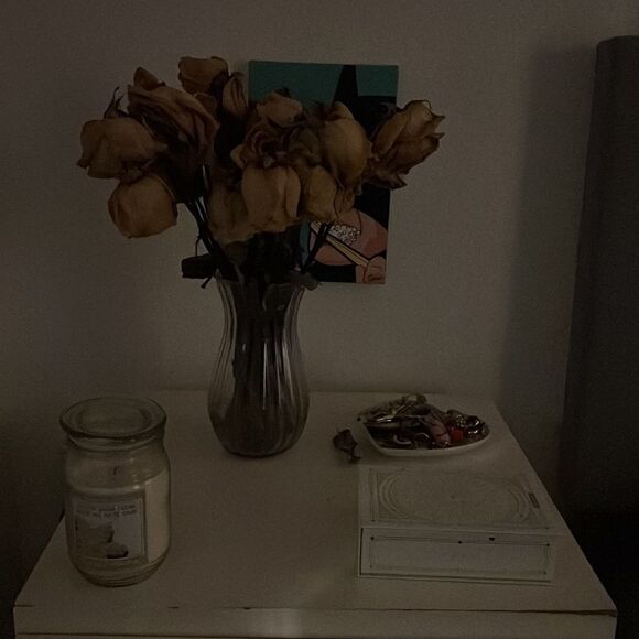 NEW Large Glass Vase - Glass - Holds a LARGE Bouquet of Flowers - Picture 4 of 4